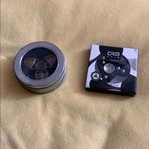 2 fidget spinners